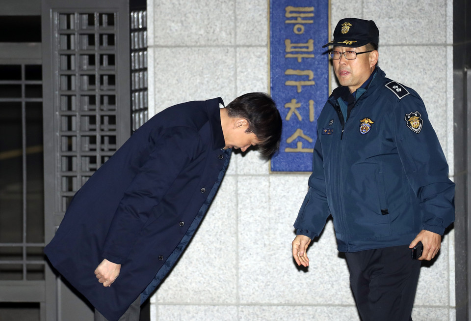 조국 전 법무부 장관이 27일 오전 구속영장이 기각되면서 서울 송파구 서울동부구치소를 나서며 인사를 전하고 있다.