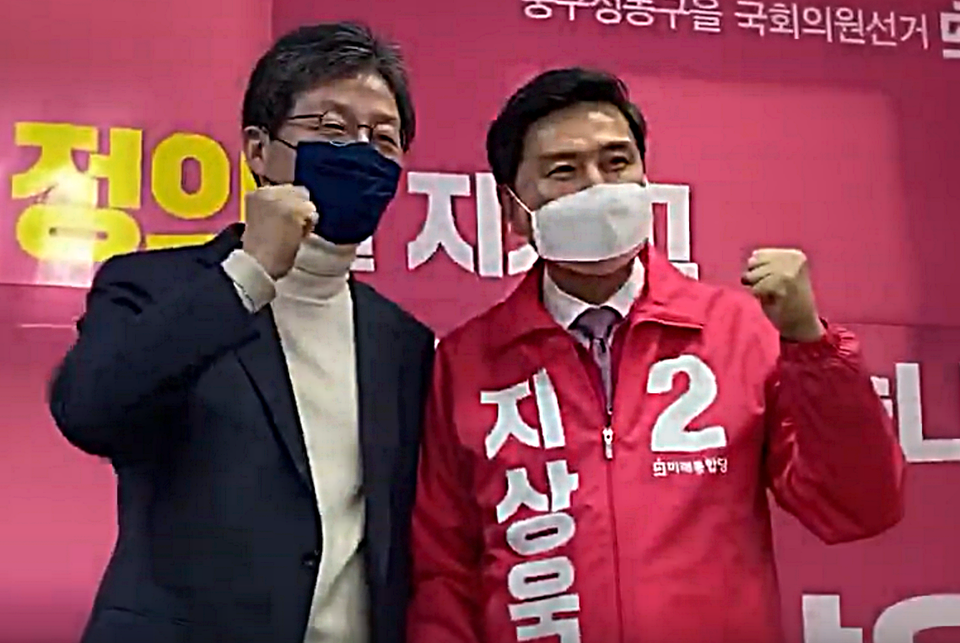유승민(왼쪽) 미래통합당 의원이 29일 서울 중구의 지상욱 후보 선거사무소를 찾아 함께 기념촬영을 하고 있다.