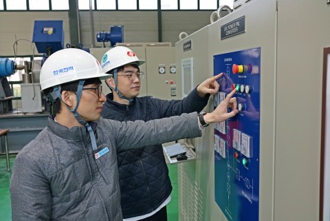 한국전력 임직원들이 가스터빈 기동장치를 컨트롤 하고 있다