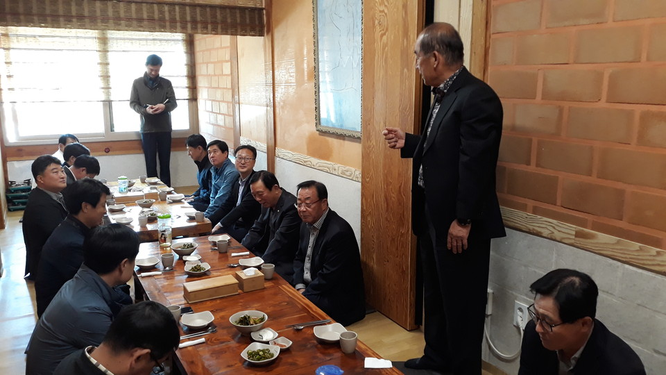 김동호 천안재향경우회장이 전.현직경찰관 치안 간담회에서 인사말을 하는 모습
