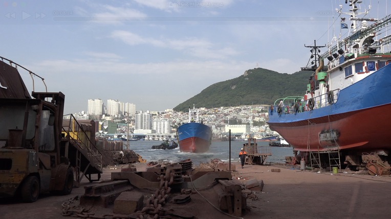 영도 대평동 소재 수리조선소에서 수리작업을 마친 배가 하기하는 모습(제공=영도조선)