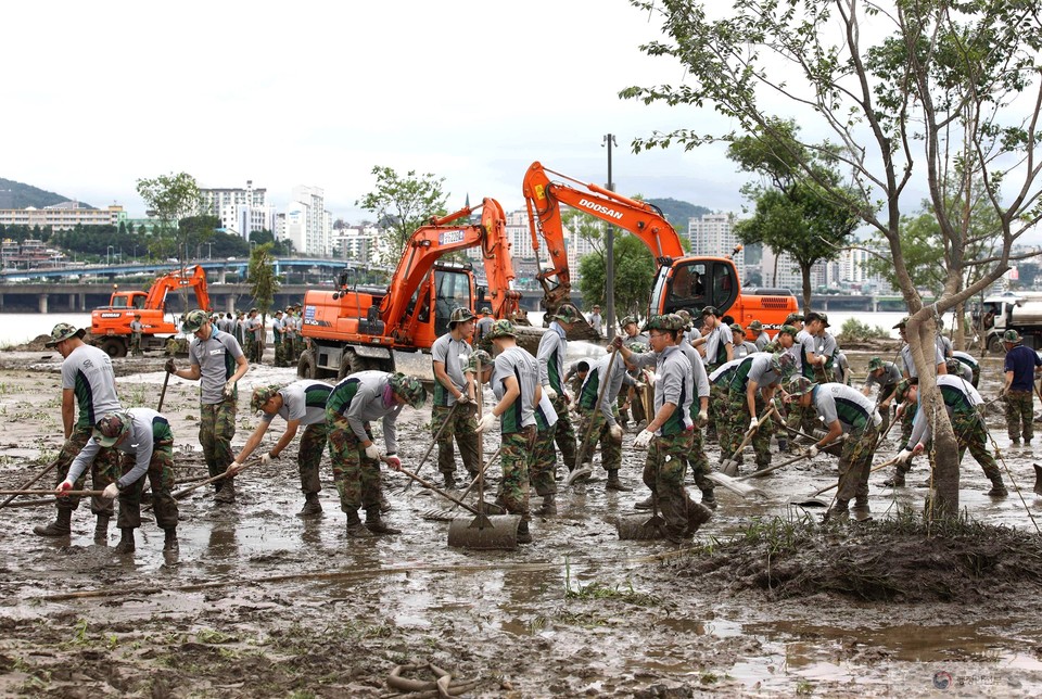 태풍이 지나간 후 군 장병들이 복구지원 장면(제공=국민재난안전포털)