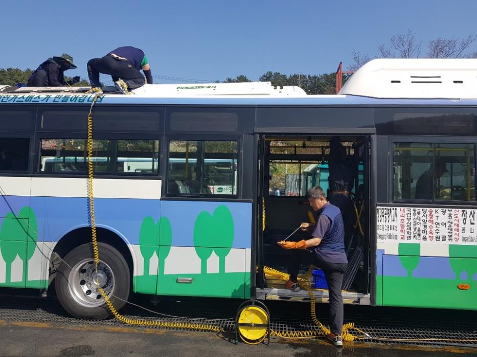 코로나19 확산 예방을 위한 시내버스 에어컨 세척 모습(제공=부산시)