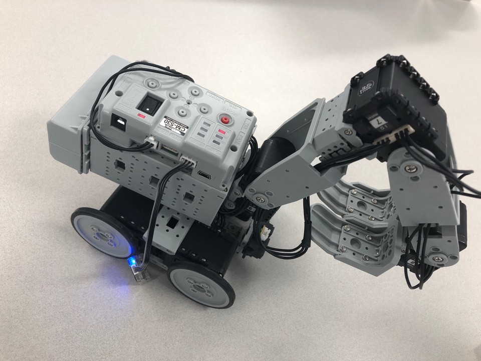 2020년 2월 강의 중 수강생의 코딩명령을 통해 작동 중인 포크레인 작품(제공=부산디자인진흥원)