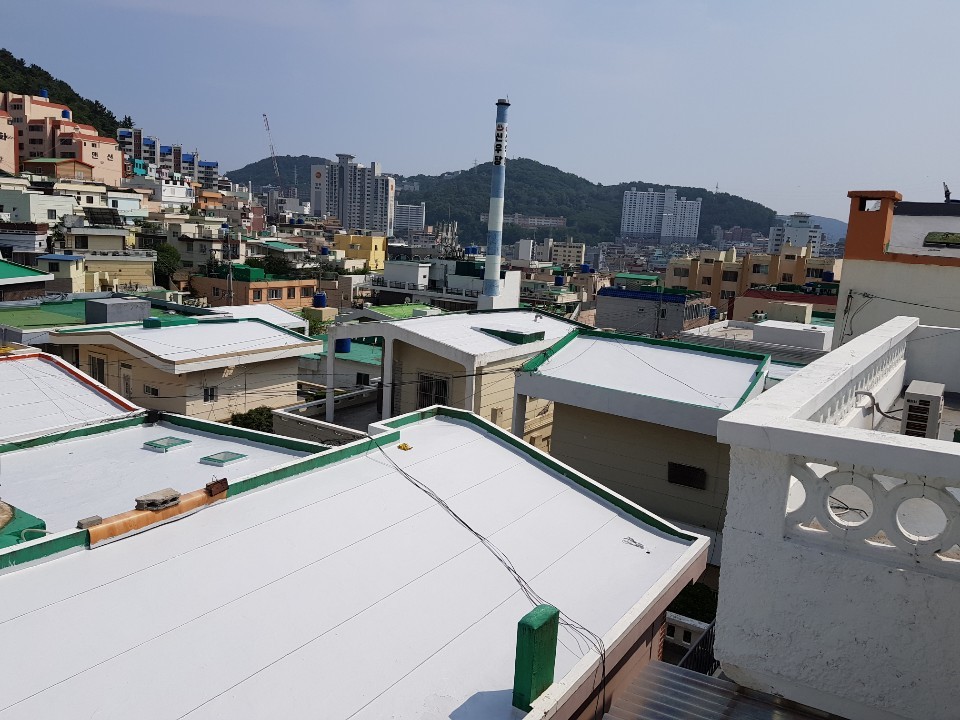 하얀 지붕 설치 된 건물(사진=부산시제공)