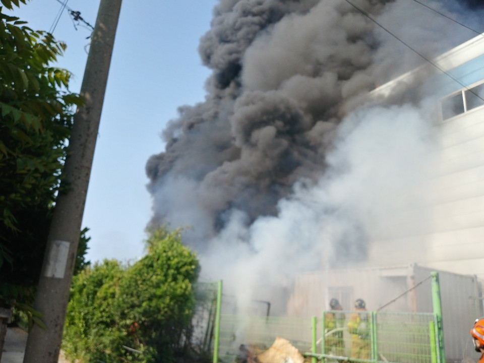 부산 강서구 농산물저장창고 화재(사진=부산소방본부제공)