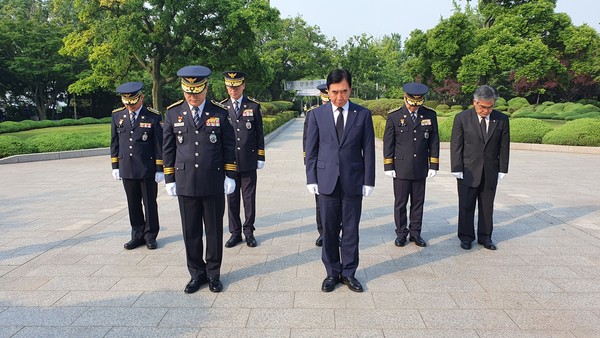 인천경찰이 전&middot;현직 합동으로 6일 인천 수봉공원 현충탑에서 묵념 하고 있다.