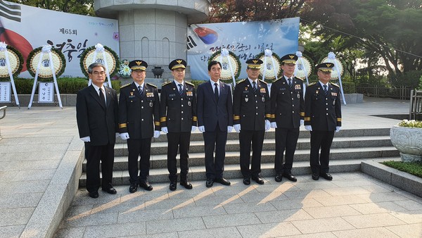 인천경찰, 전&middot;현직 합동 현충탑 참배 후 기념촬영