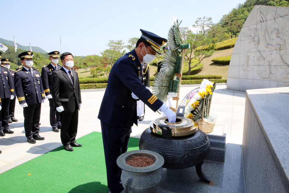 전북경찰청은 제65회 현충일을 앞둔 4일 국립임실호국원을 찾아 참배했다 [사진=전북경찰청 제공]