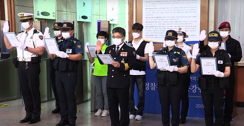 지난 10일 서울 서대문구 미근동 경찰청 본청에서 열린 '경찰관 인원행동강령 선포식'에서 민갑룡 경찰청장을 비롯한 참석자들이 총 10개 조항으로 이루어진 인권행동강령을 낭독하고 있다.