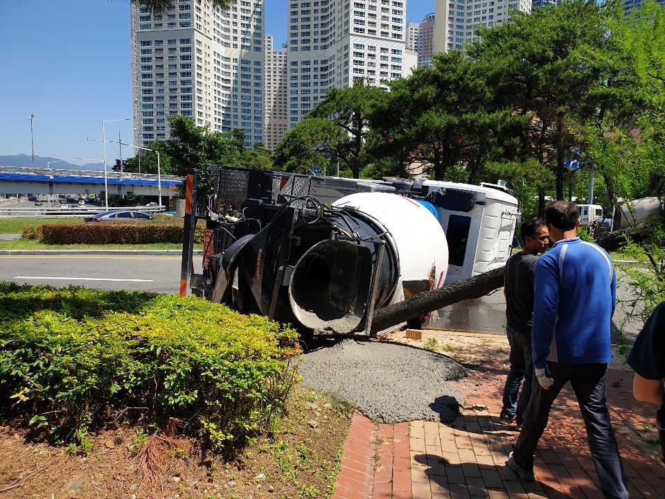 달리던 레미콘차량 전도된 현장(사진=부산경찰청제공)