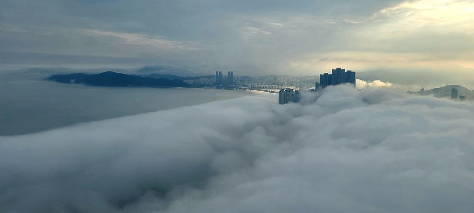 지난 11일 우리나라에서 가장 높은 80층 높이 아파트 해운대 엘시티 주변을 뒤덮은 해무전경