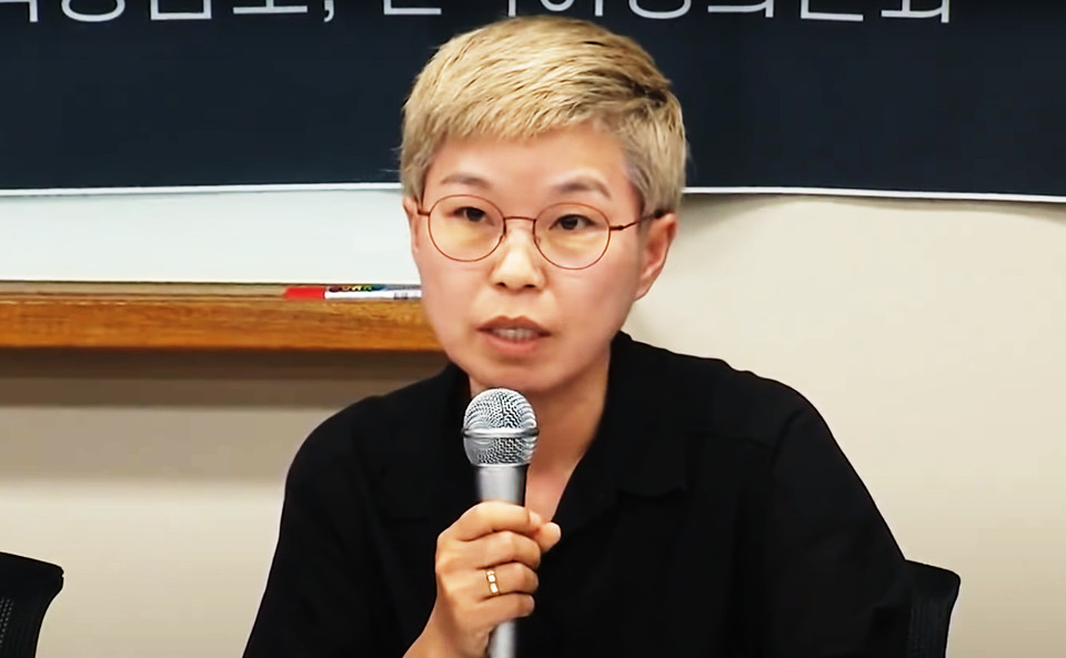 고 박원순 서울시장을 성추행 혐의 등으로 고소한 피해여성을 대리하는 김재련 변호사가 지난 13일 오후 열린 기자회견에서 발언하고 있다.