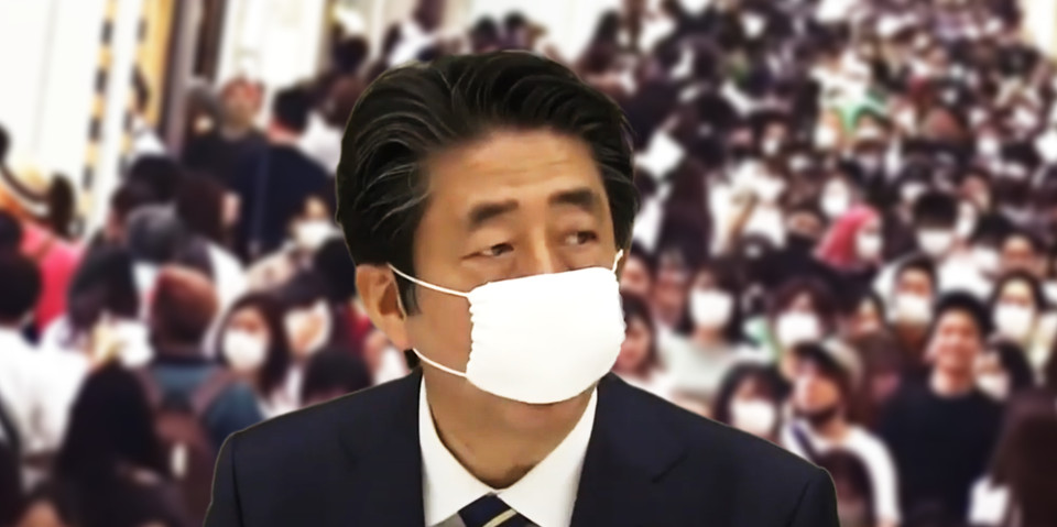 아베 신조 일본 총리는 실효성이 떨어진다는 평가로 자국민에게도 외면받았던 천 마스크 배포사업을 추가로 재개한다.