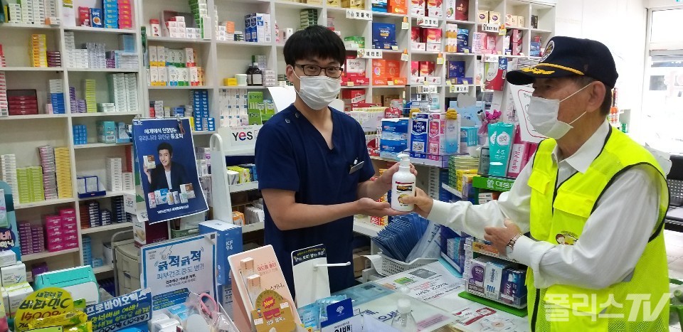 지난 3일 전주시 효자동에 위치한 약국(아동안전지킴이집)에 방역물품을 전달하고 있다.