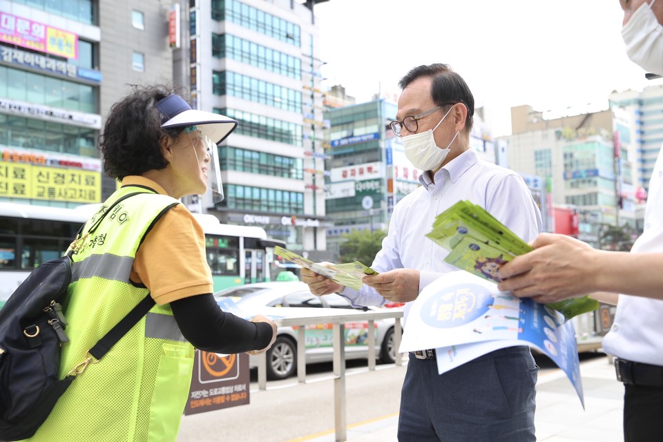 박상돈 천안시장이 주민들에게 사회적 거리두기 전단지를 배포하고 있다 [사진=천안시제공]