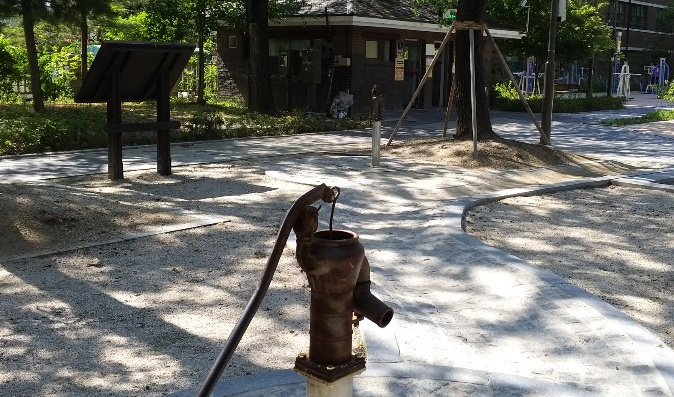 전주시가 지난해 어린이생태공원으로 조성한 효림공원에 설취된 '작두펌프'. 모래와 쓰레기가 가득해 작동하지 않는다. 맞은 편에 위치한 다른 펌프 또한 손잡이가 고장나 작동되지 않고 있다.