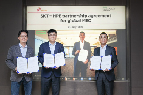 왼쪽부터 김윤 CTO, 하형일 SK텔레콤 코퍼레이트2센터장, 함기호 한국HPE 대표가 영상회의를 통해 싱가포르의 나린다 카푸어 HPE APAC대표와 컨소시엄 계약을 체결하고 있다