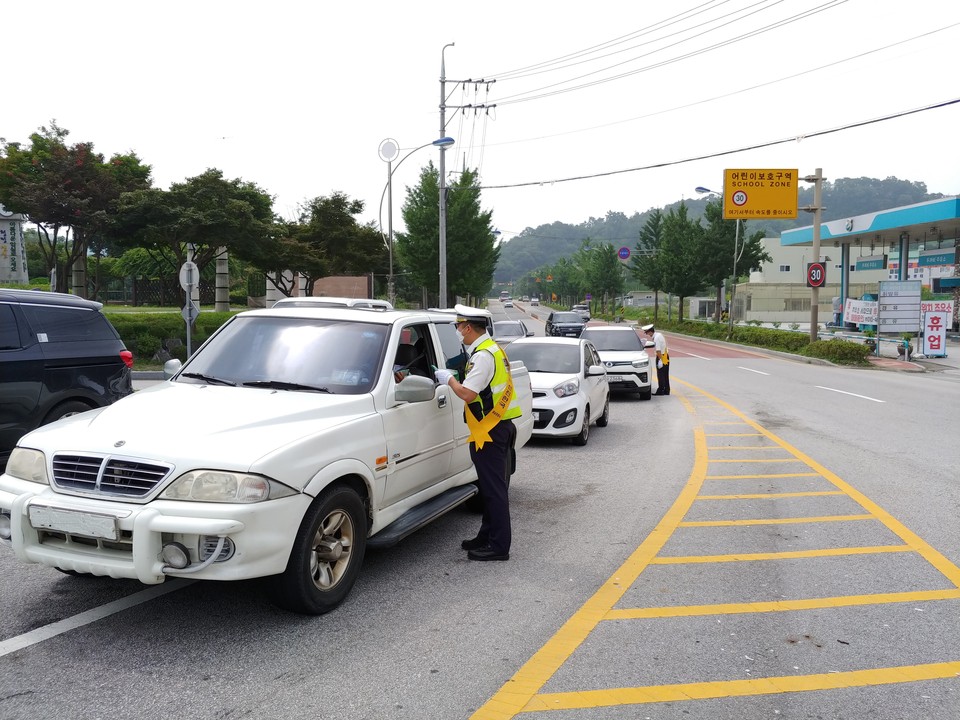임실경찰서가 운전자의 졸음운전 방지를 위해 '졸음운전 방지 껌'을 배부하고 졸음운전 예방을 홍보했다