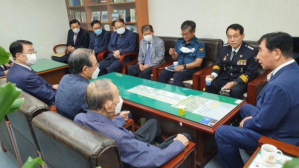 신임 김병구 인천경찰청장이 인천경우회 사무실을 방문하여 시경우회 임원들과 환담하고 있다.