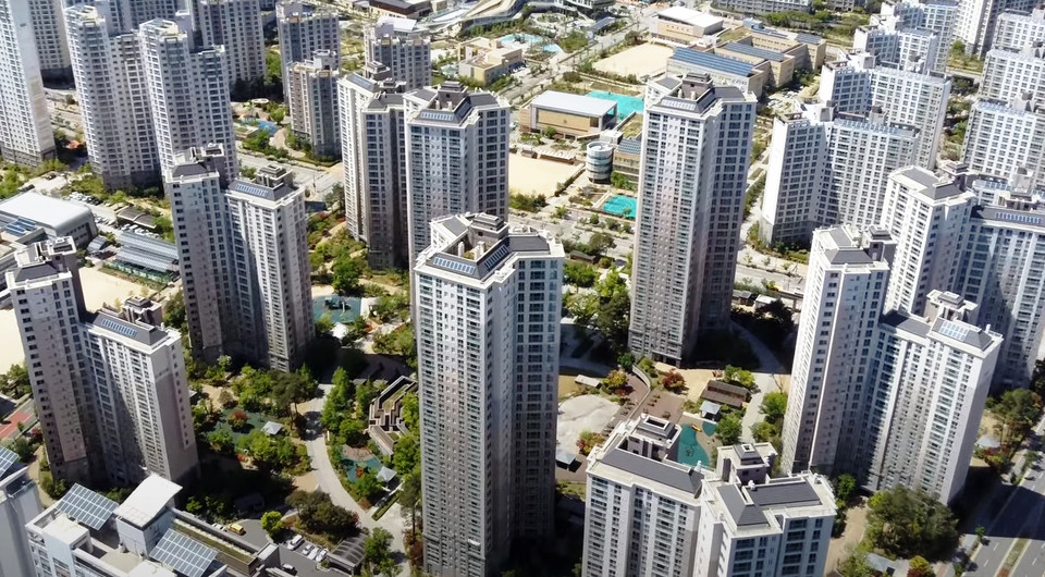 세종시 도담동 아파트단지 전경. 고강도 부동산 대책으로 세부담이 높아진 탓에 법인 사업자들이 서둘러 아파트를 매물로 내놓고 있다. '천도론'이 불붙은 세종시는 오히려 법인의 매도세가 급갑했다.