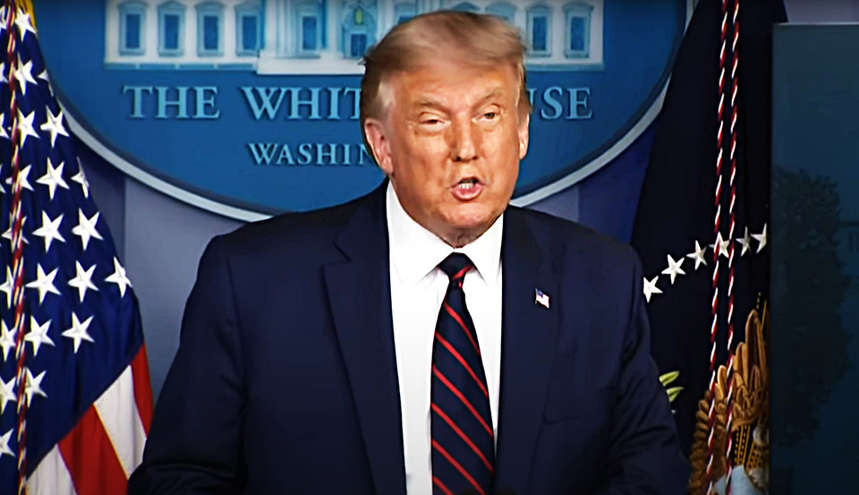 도널드 트럼프 미국 대통령이 23일(현지시간) 백악관에서 열린 언론 브리핑에서 미국 식품의약청(FDA) 이 코로나19 혈장치료를 긴금 승인했다는 사실을 발표하고 있다.