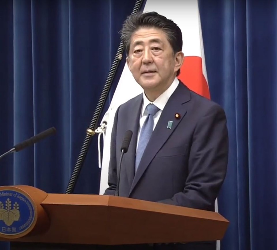 아베 신조일본 총리가 28일 오후 총리관저에서 열린 기자회견에서 공식적으로 사의를 표명했다.