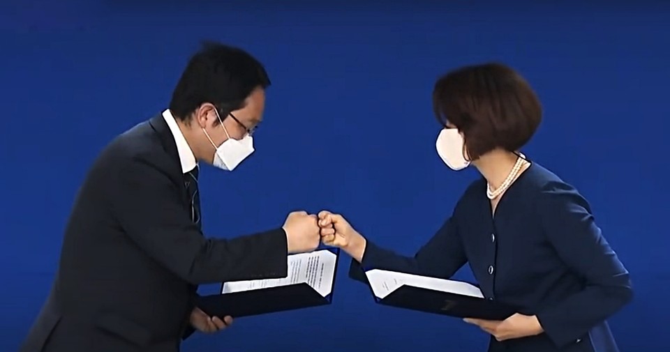 더불어민주당 한정애 정책위의장(오른쪽)과 최대집 대한의사협회장(왼쪽)이 더불어민주당 한정애 정책위의장(오른쪽)이 4일 오전 여의도 더불어민주당사에서 정책협약 이행합의서에 서명 후 주먹을 맞대고 있다.