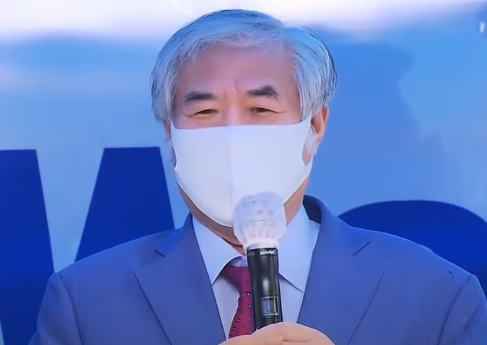 전광훈 목사가 지난 2일 사랑제일교회 앞에서 기자회견을 하고 있다.