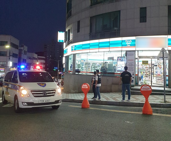 인천 강력팀 형사들이 경찰조끼를 착용하고 근무차량 경광들을 점등한 상태로 취약지역을 집중 순찰하고 있다.(사진=인천청 제공)