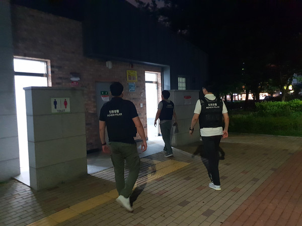 인천경찰, 강력팀 형사들이 야간에 취약지역을 집중 순찰하고 있다.(사진=인천청 제공)