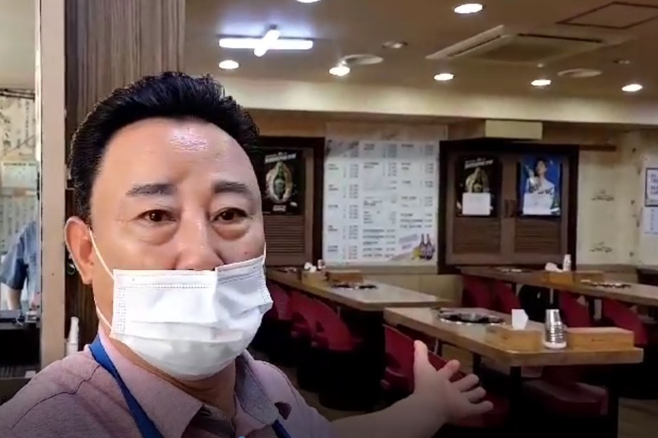 강남구 논현동에서 음식점을 운영하고 있는 김 사장이 손님이 없는 매장을 가리키고 있다.