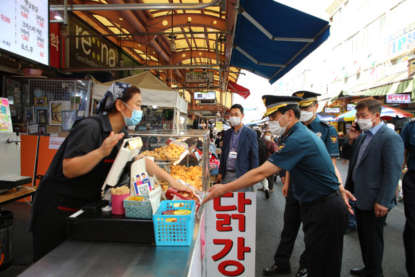 김병구 인천경찰청장이 '추석명절 특별치안활동' 기간을 맞아 관내 남동구 전통시장 '모래내시장' 방문점검에 나섰다. [사진=인천경찰청 제공]