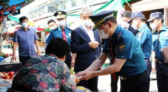 진교훈 전북경찰청장이 추석을 맞아 전주 남문시장을 방문해 민&middot;경 합동순찰을 실시했다 [사진=전북경찰청 제공]