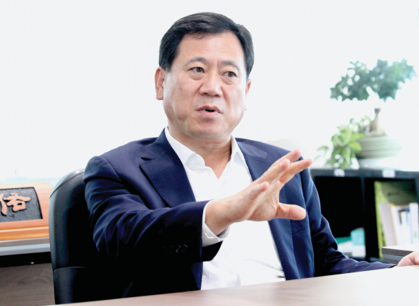 경찰 공제회 추진 업무에 대해서 설명하고 있는 박진우 이사장