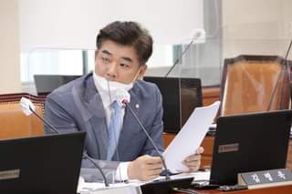 국회 정무위 국감에서 질의하는 더불어민주당 김병욱 의원