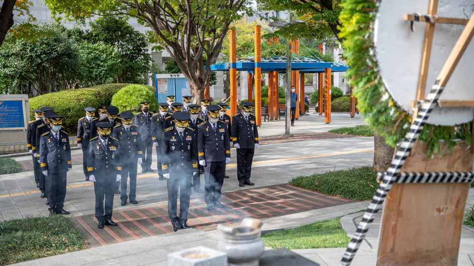 부산경찰청 지휘부는 기념식에 앞서 부산경찰 추모공간을 찾아 순국․순직경찰관들의 공훈을 기렸다. [사진=부산경찰청 제공]