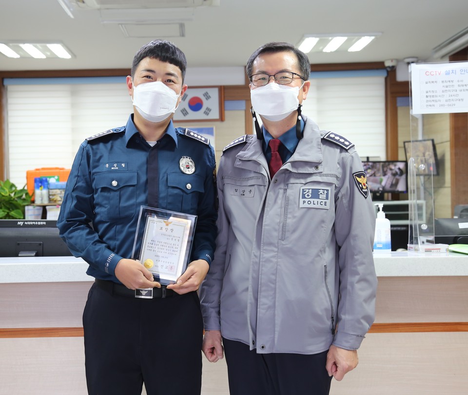 전북경찰청 생활안전과 임상준 과장(오른쪽)은 SNS를 활용해 절도범을 조기 검거한 공로로 삼천지구대 소속 문성철 경사(왼쪽)에게 지방경찰청장 표창을 수여했다.