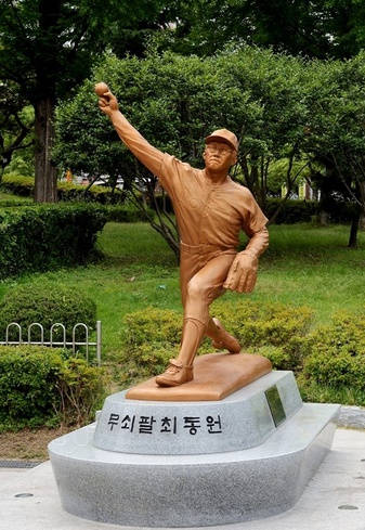 부산 사직야구장 앞에 세워져 있는 고 최동원선수 동상