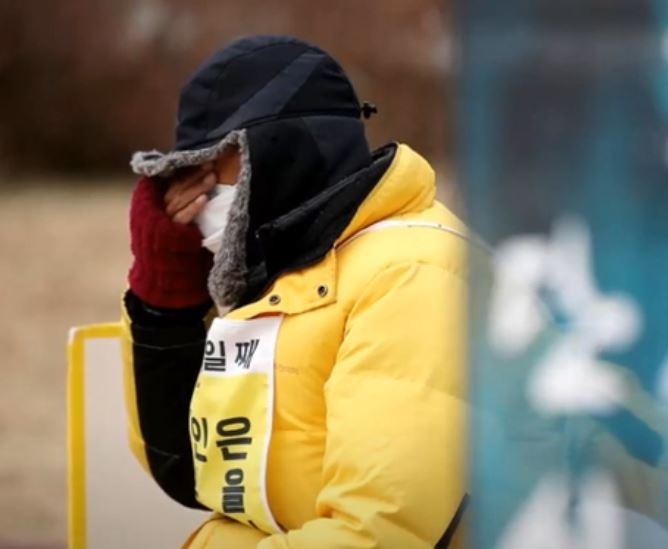 세월호 생존자 김성묵(43세)씨가 청와대 앞에서 단식농성 중인 모습