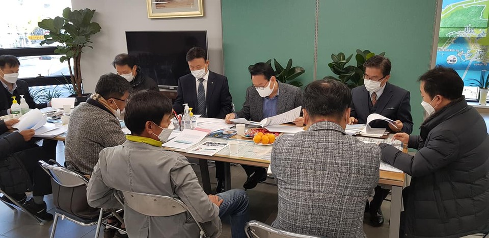 해상풍력저지를 위해 어민단체 간부들이 29일 안병길 의원실을 찾아 해상풍력발전를 막아달라고 주문했다.