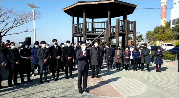 국민의힘 유재중 전 의원이 다대포해수욕장 노을정에서 부산시장 보궐선거 출마를 선언했다. (사진=유재중 전 의원 제공)