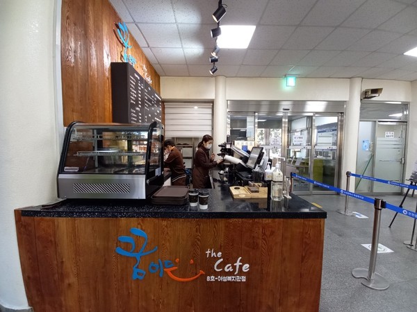 인천광역시(시장 박남춘)는 저소득층 자활 일자리 창출 및 이용자 편의 제고를 위해 인천시여성복지관에 인천형 자활사업 모델인 &lsquo;꿈이든the카페&rsquo;8호점을 12월 15일 개소했다.(사진=인천시 제공)