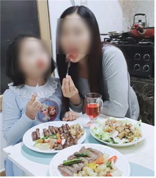 인천 계양구(구청장 박형우)는 가족역량강화지원사업의 일환으로 관내 취약위기가정 대상으로 12월 7일부터 12월 18일까지 &lsquo;ON AIR 랜선 홈파티&rsquo; 프로그램을 진행했다.(사진=계양구 제공)