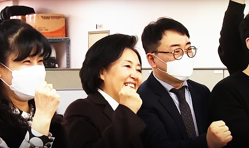박영선 중기벤처기업부장관이 직원들과 이임인사를 나누고 있다