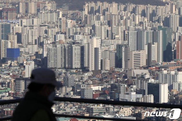 서울 중구 남산에서 바라본 도심 아파트 단지 모습. 2021.1.19/뉴스1 © News1 민경석 기자