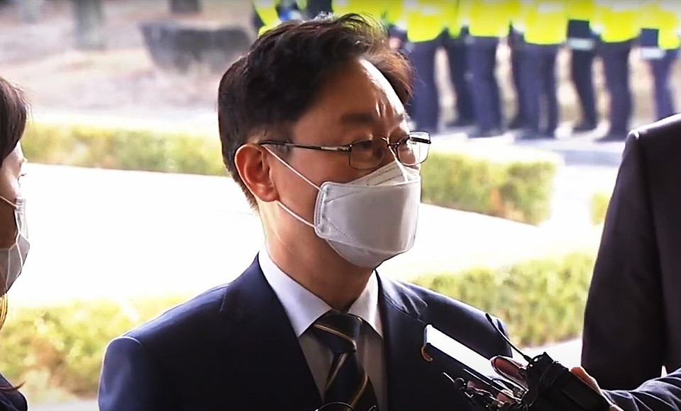 박범계 법무부 장관이 24일 대전고등검찰청으로 들어서며 기자들의 질문에 답하고 있다.
