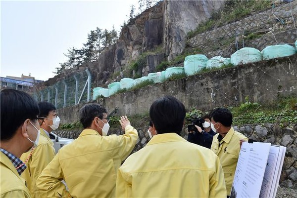 이병진 부산시장 권한대행이 안전점검을 하고 있는 모습