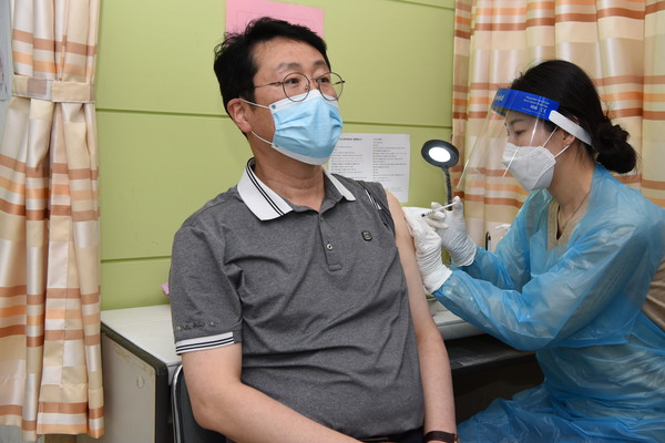 박재범 부산남구청장 보건소에서 아스트라제네카 예방접종(사진제공=남구청)