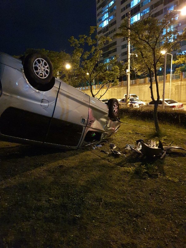 전도된 교통사고 현장